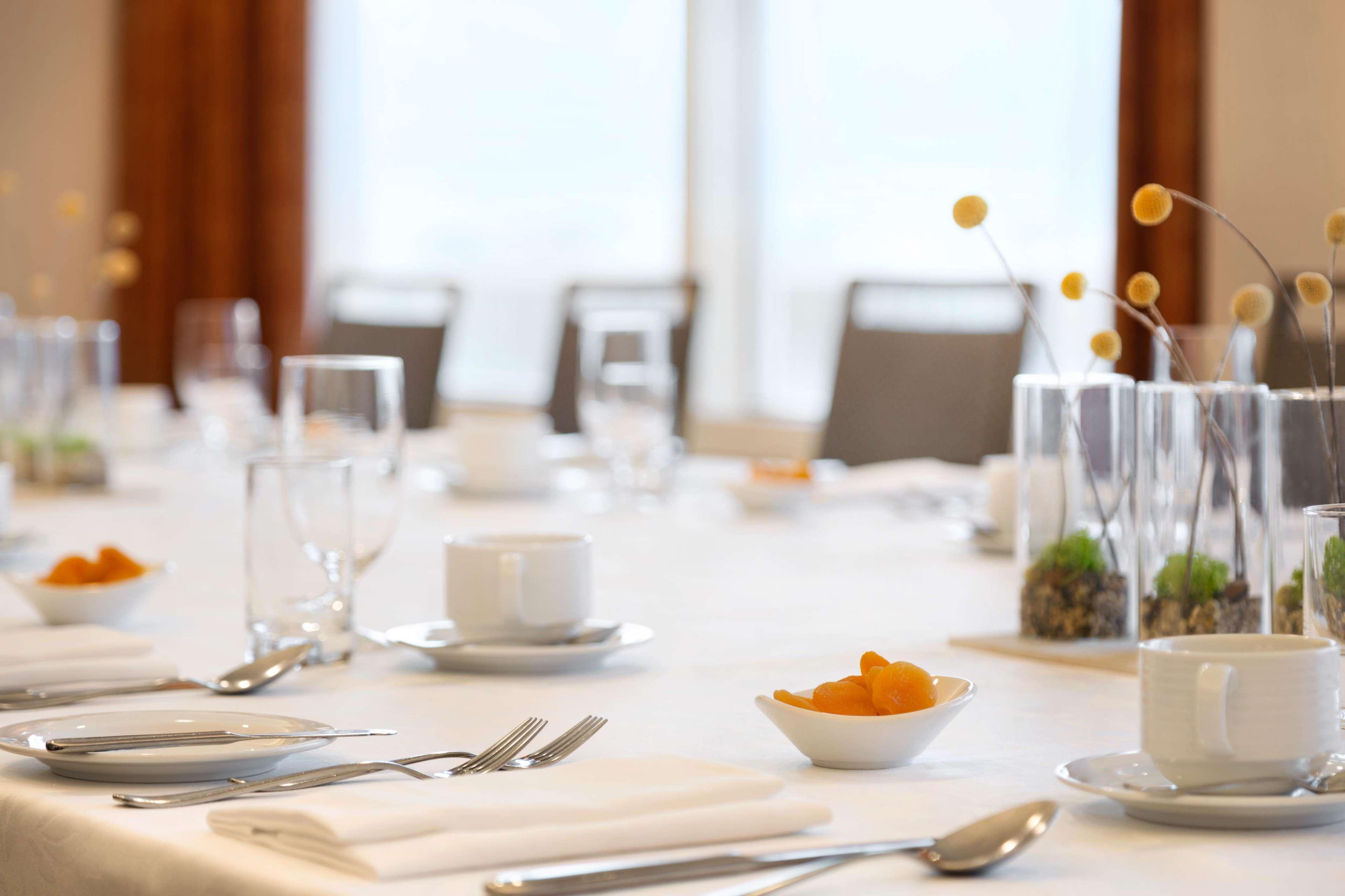 Fairmont Vancouver Airport In-Terminal Hotel Ρίτσμοντ Εξωτερικό φωτογραφία A table set for a formal meal
