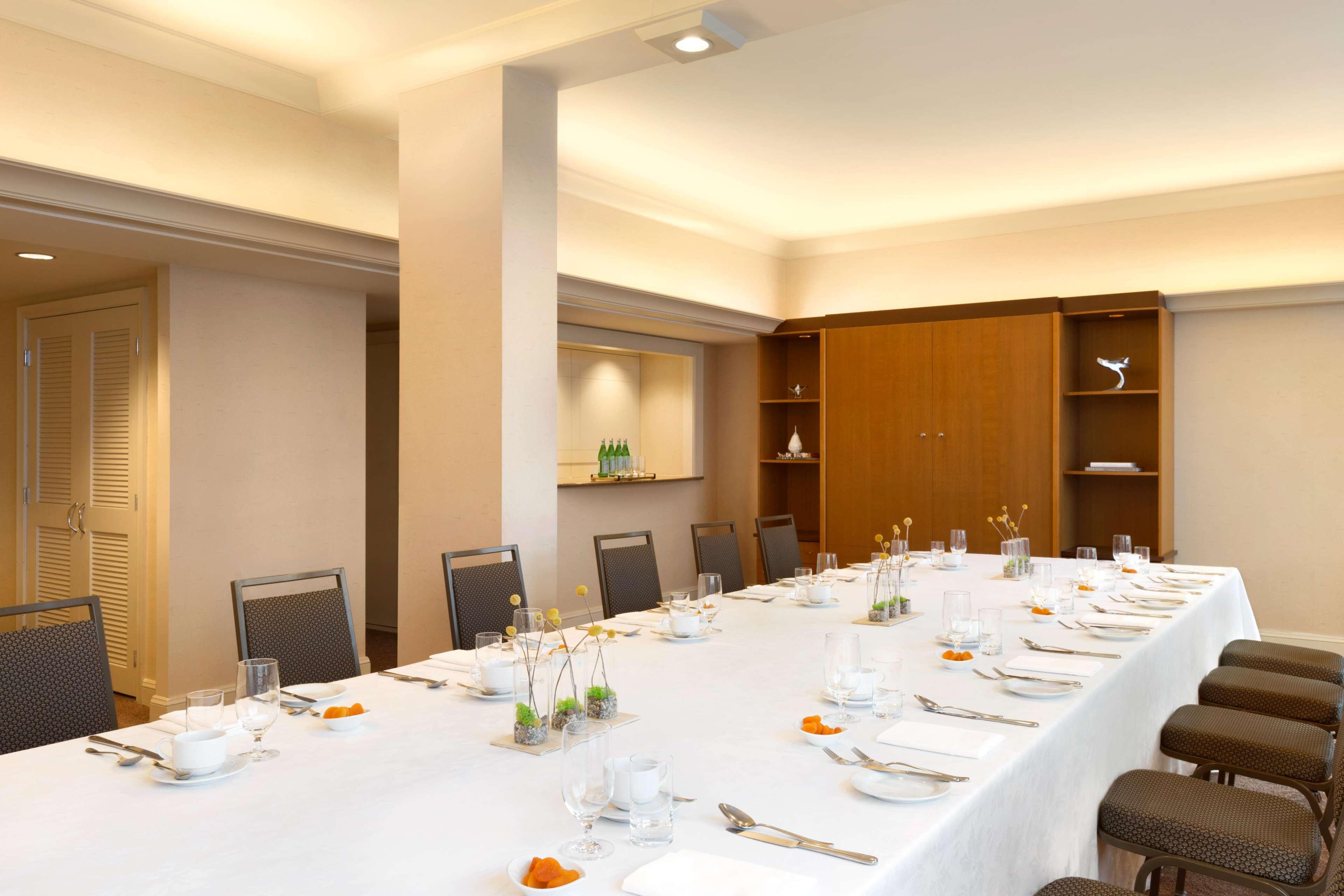 Fairmont Vancouver Airport In-Terminal Hotel Ρίτσμοντ Εξωτερικό φωτογραφία A boardroom at the hotel