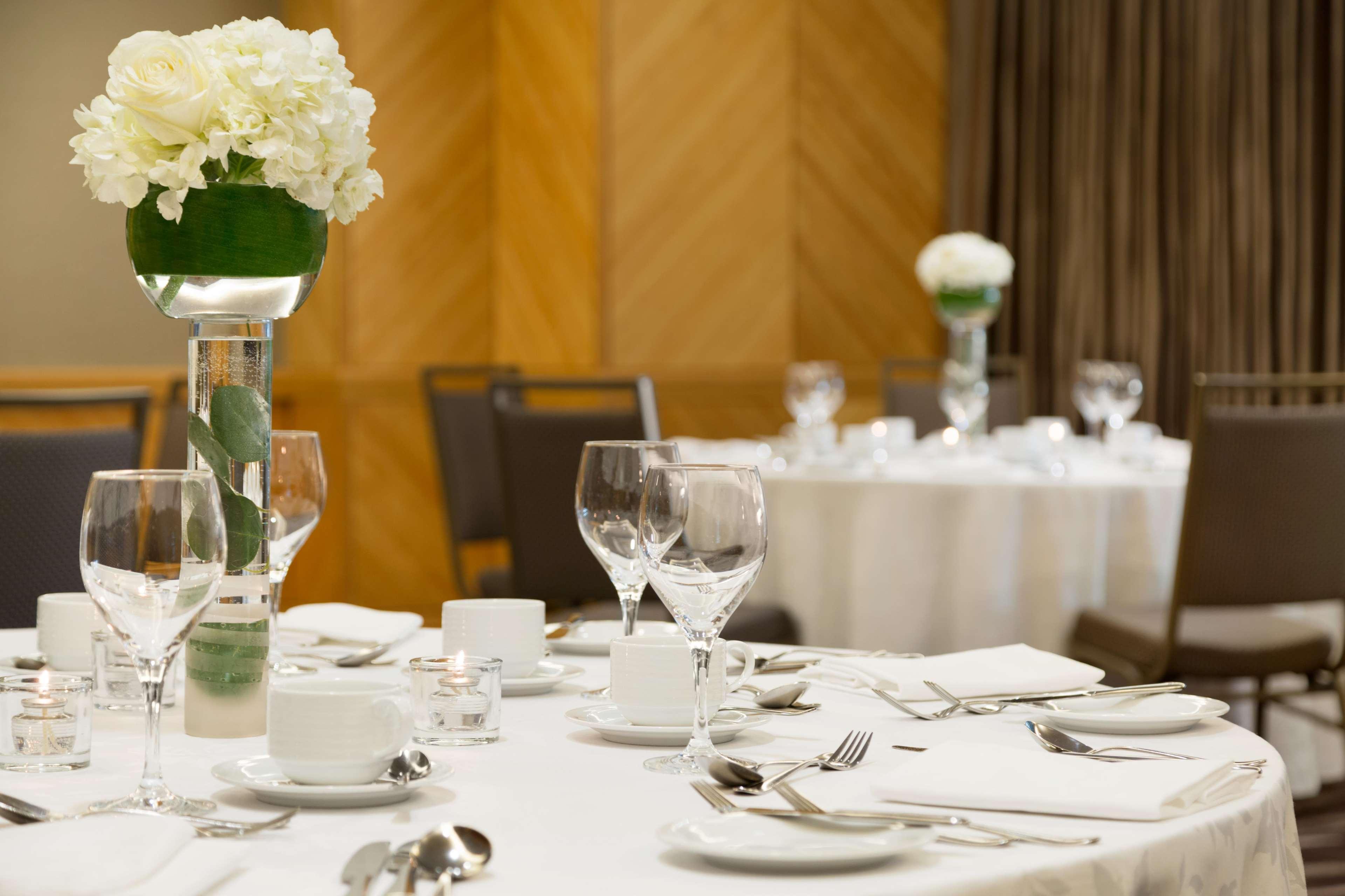 Fairmont Vancouver Airport In-Terminal Hotel Ρίτσμοντ Εξωτερικό φωτογραφία A table set for a formal dinner