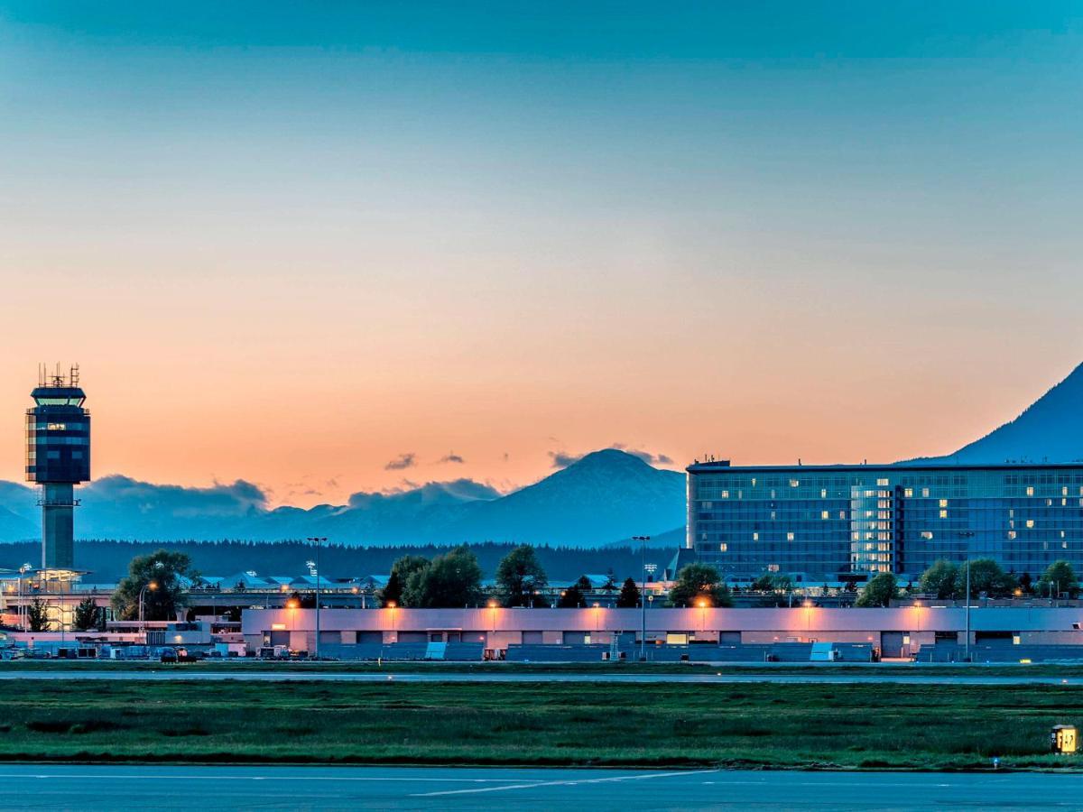Fairmont Vancouver Airport In-Terminal Hotel Ρίτσμοντ Εξωτερικό φωτογραφία Control tower and hotel