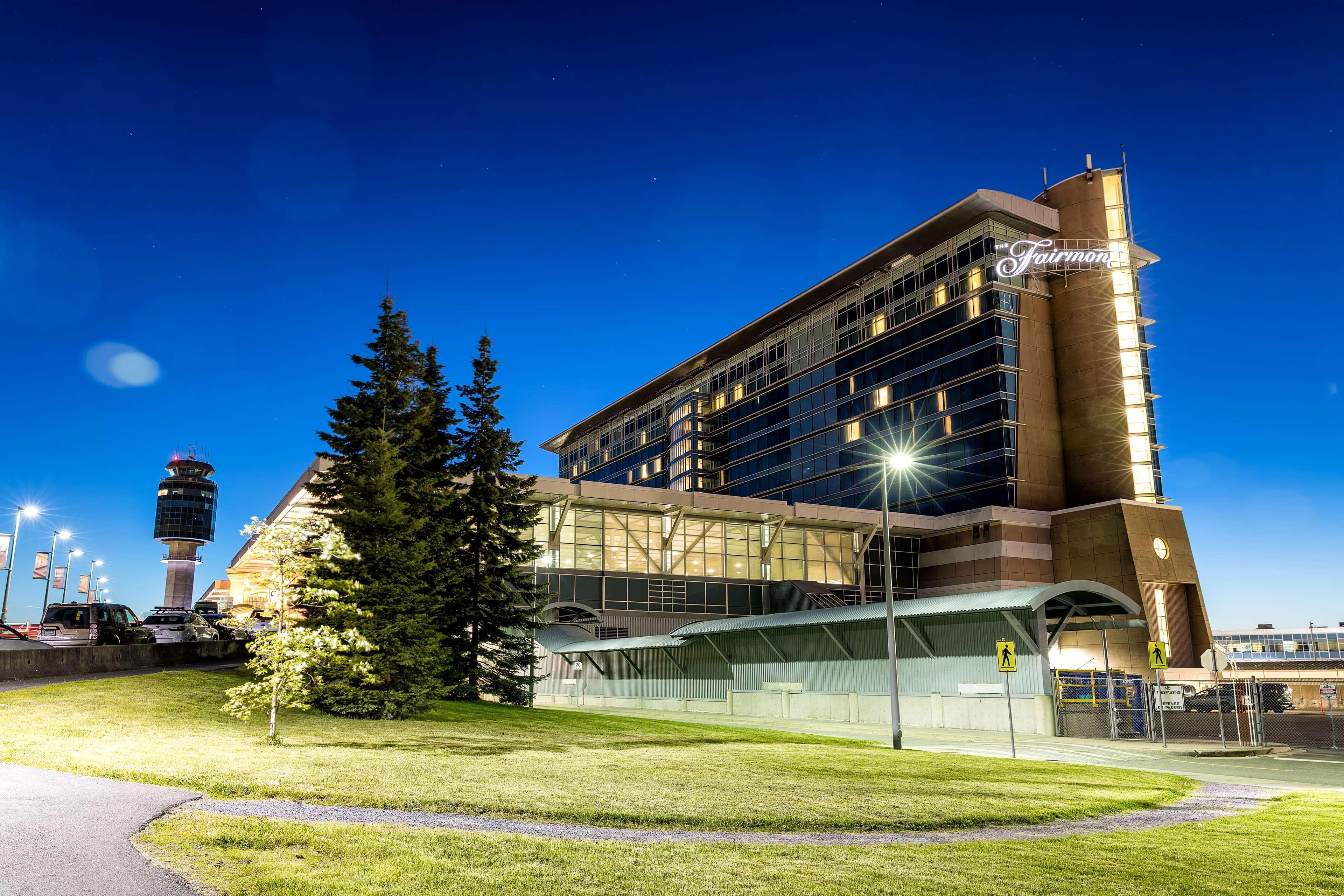 Fairmont Vancouver Airport In-Terminal Hotel Ρίτσμοντ Εξωτερικό φωτογραφία The terminal at night