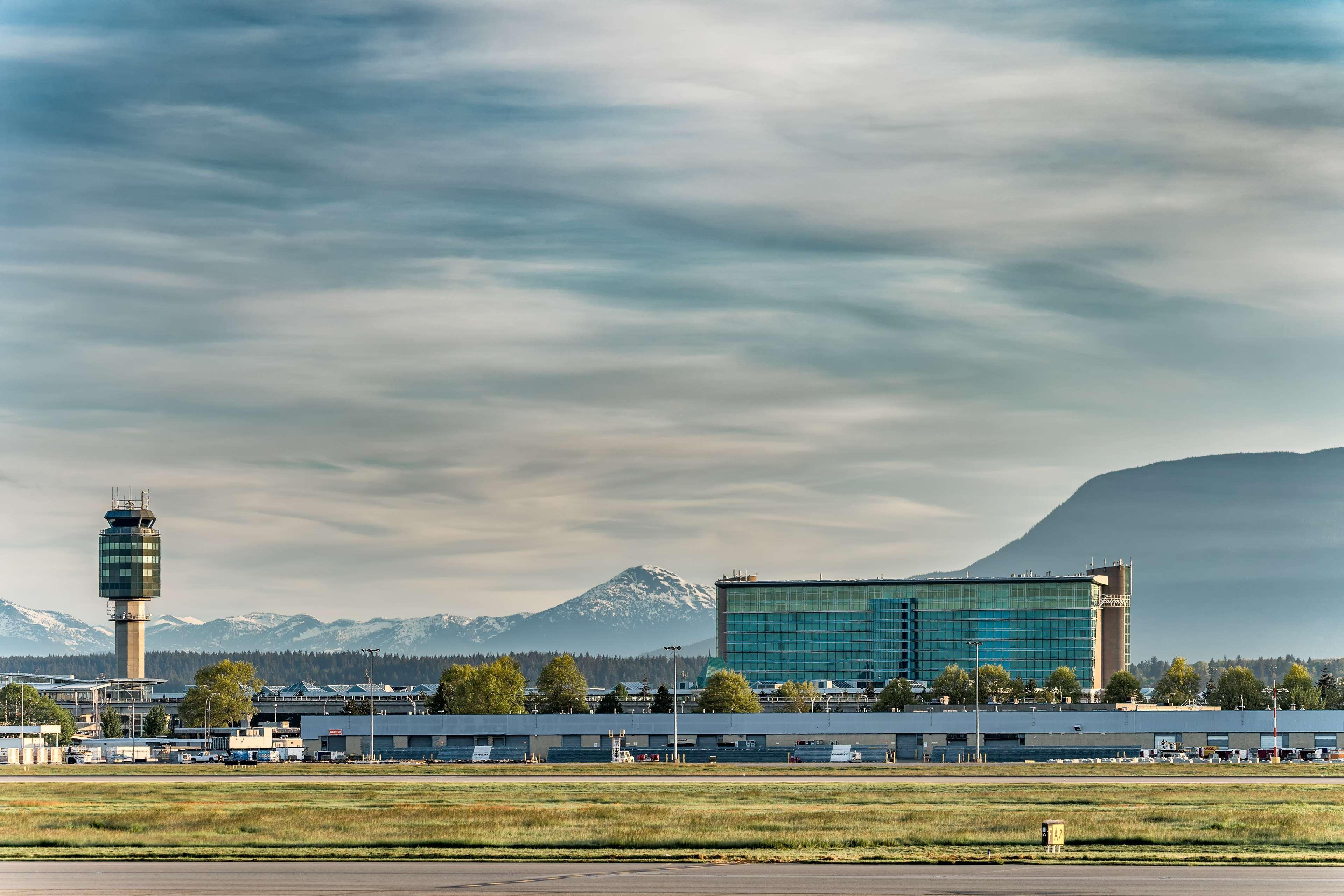 Fairmont Vancouver Airport In-Terminal Hotel Ρίτσμοντ Εξωτερικό φωτογραφία The airport's control tower and the Marriott Salt Lake City Airport Hotel