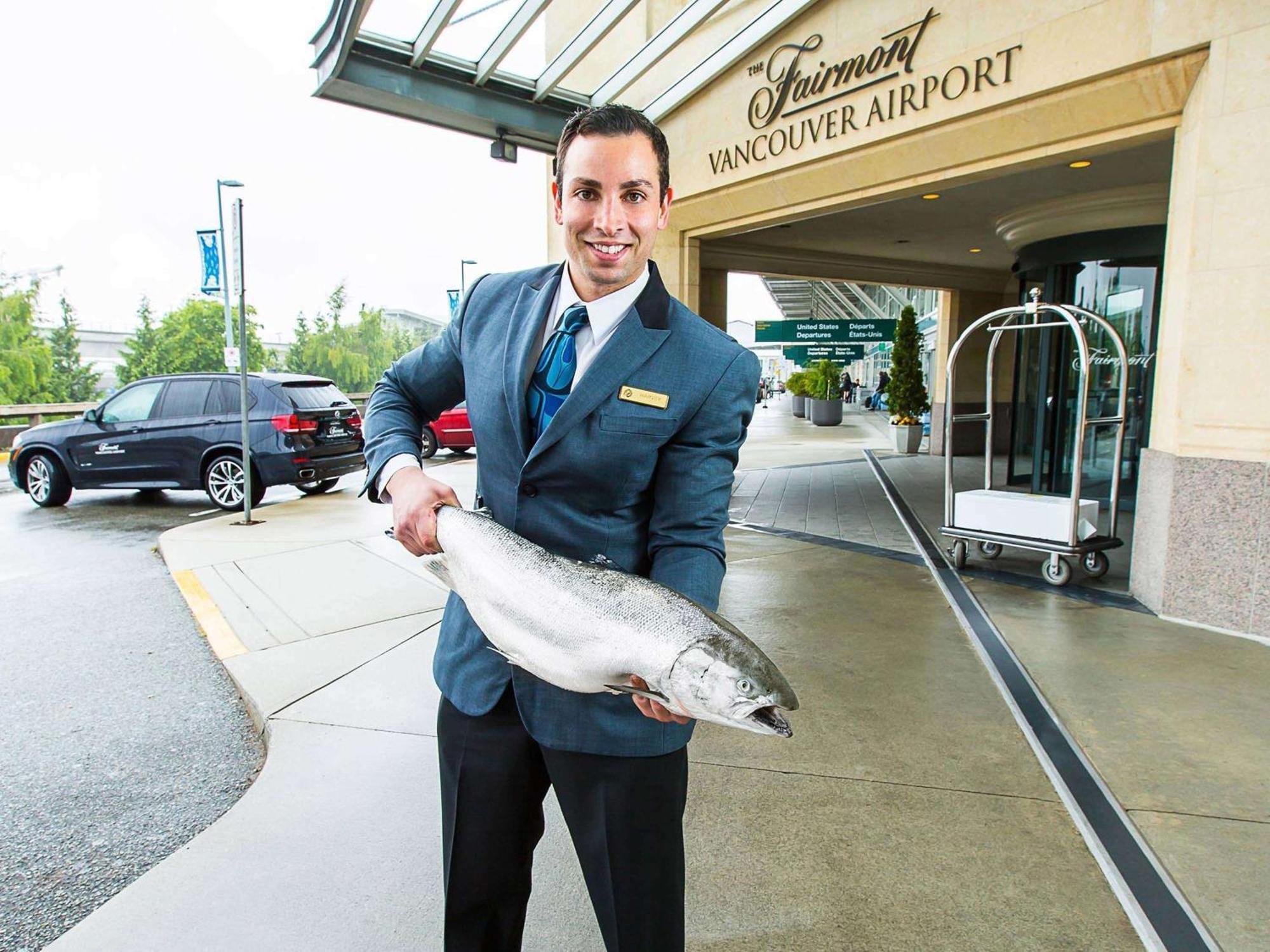Fairmont Vancouver Airport In-Terminal Hotel Ρίτσμοντ Εξωτερικό φωτογραφία Concierge at Vancouver International Airport