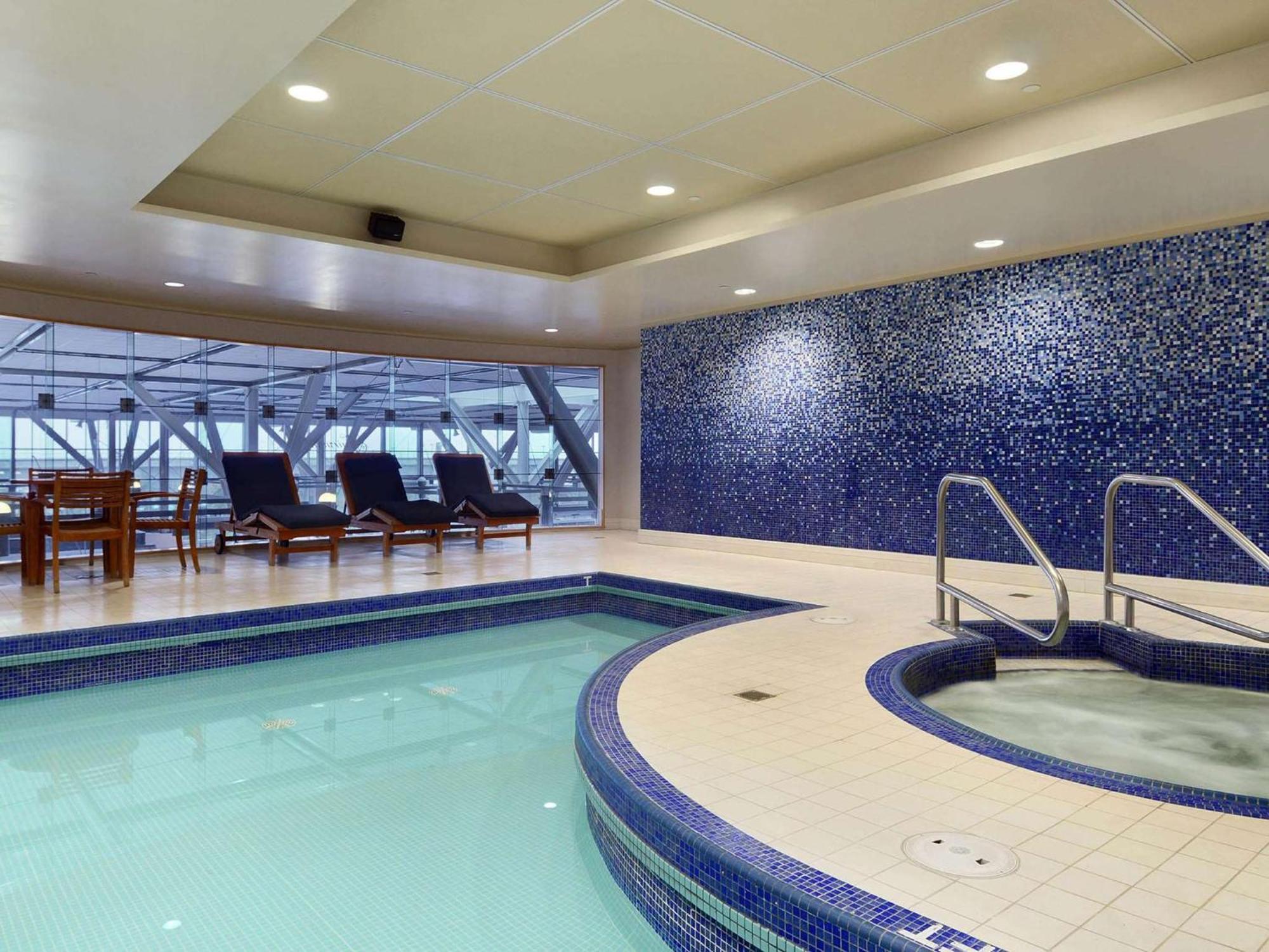 Fairmont Vancouver Airport In-Terminal Hotel Ρίτσμοντ Εξωτερικό φωτογραφία The pool at the Sky Bar