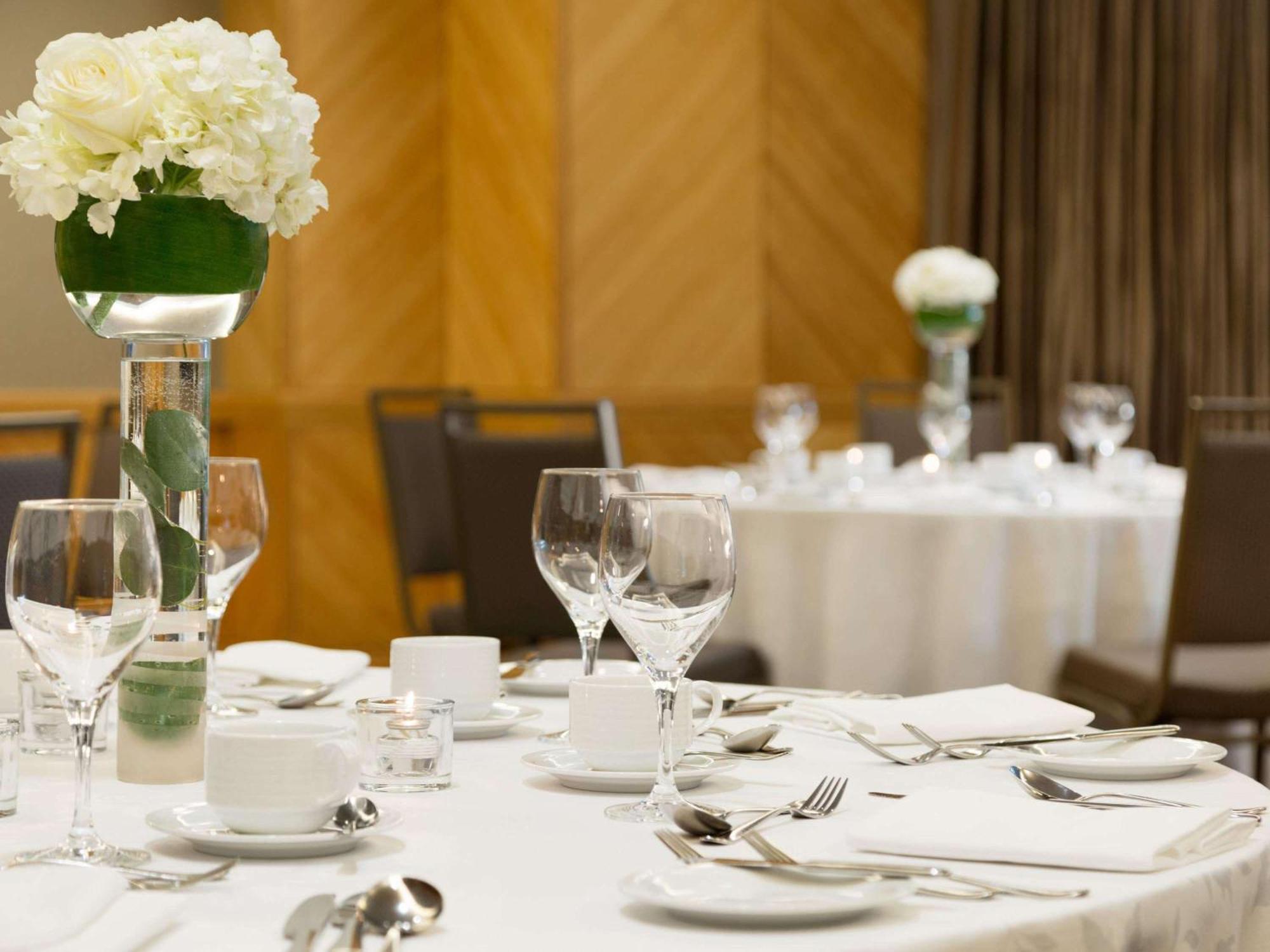 Fairmont Vancouver Airport In-Terminal Hotel Ρίτσμοντ Εξωτερικό φωτογραφία A table set for a formal dinner