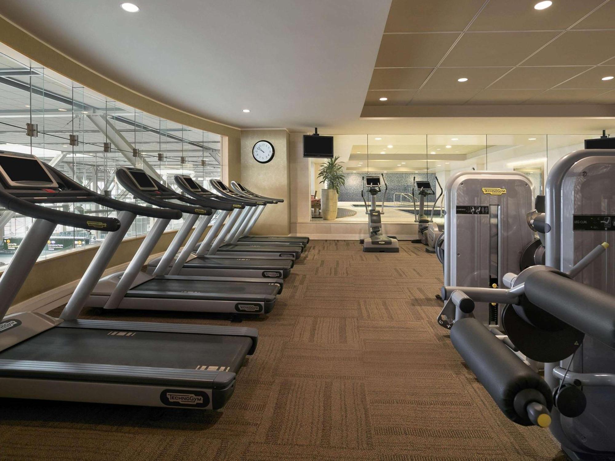 Fairmont Vancouver Airport In-Terminal Hotel Ρίτσμοντ Εξωτερικό φωτογραφία The gym at the Westin
