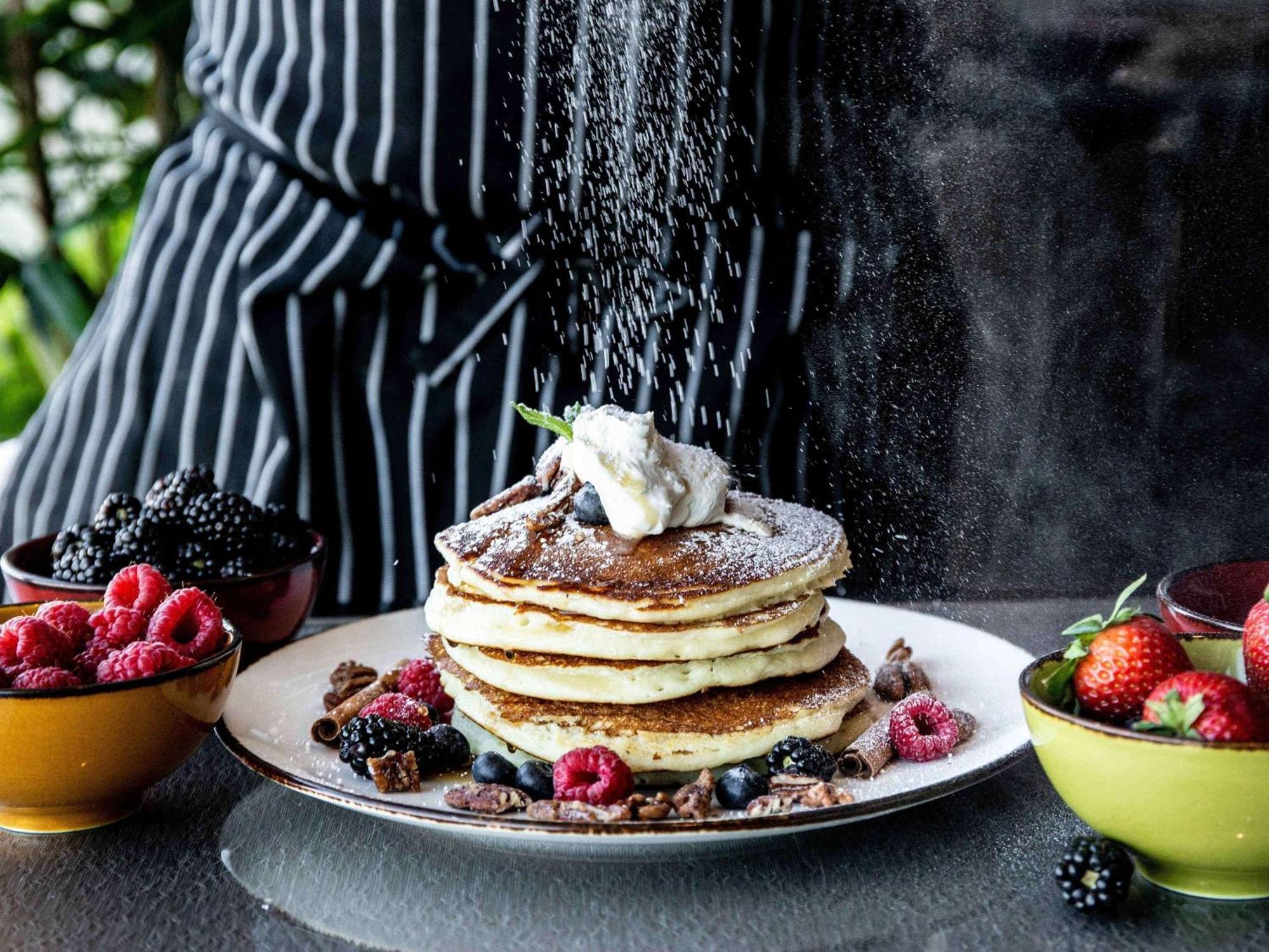Fairmont Vancouver Airport In-Terminal Hotel Ρίτσμοντ Εξωτερικό φωτογραφία A stack of pancakes with fruit
