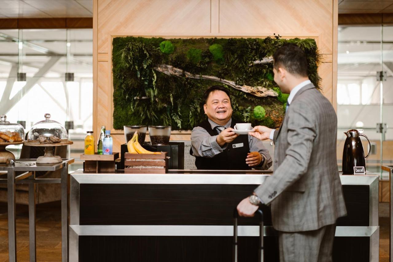 Fairmont Vancouver Airport In-Terminal Hotel Ρίτσμοντ Εξωτερικό φωτογραφία A barista serving coffee at the airport
