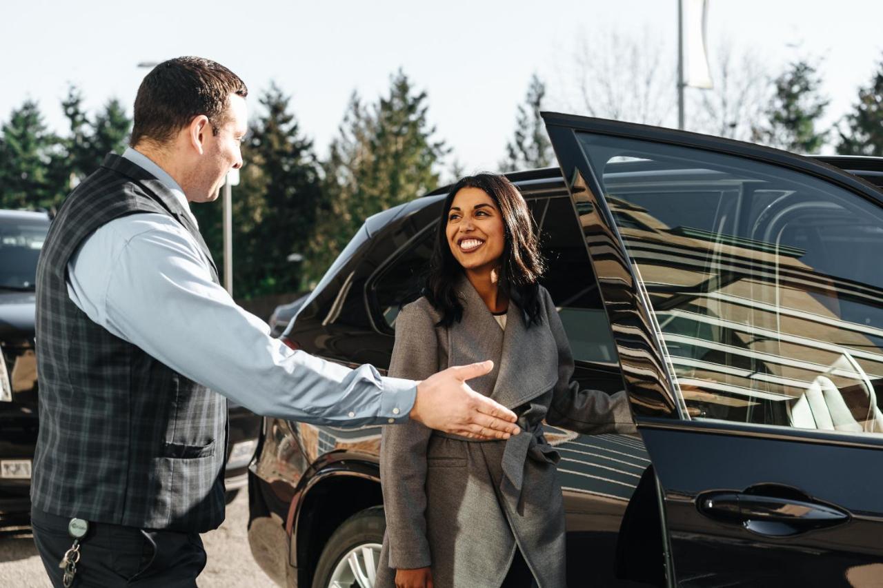 Fairmont Vancouver Airport In-Terminal Hotel Ρίτσμοντ Εξωτερικό φωτογραφία A chauffeur opening a car door for a passenger